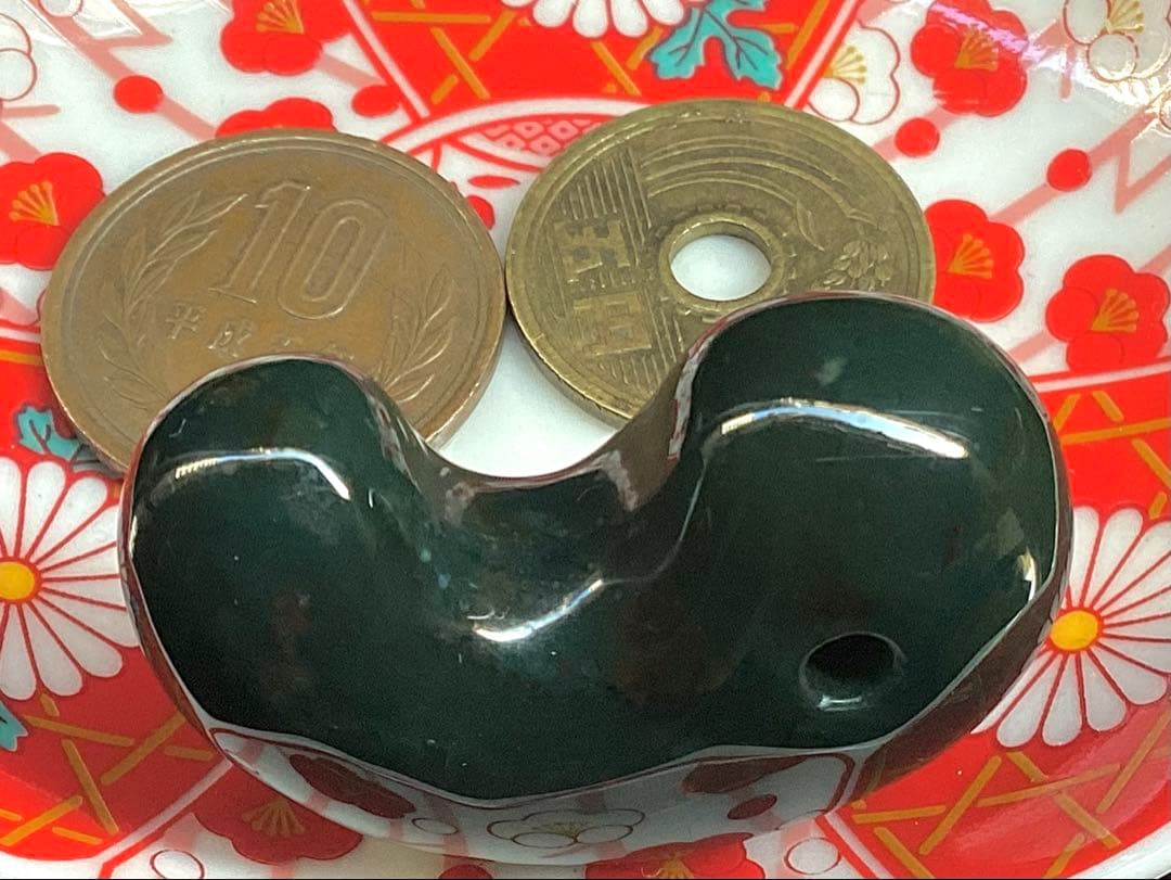 ✳【碧玉】と言える濃厚青緑色の出雲石勾玉　浮き草文様*斑点入り15万円はします