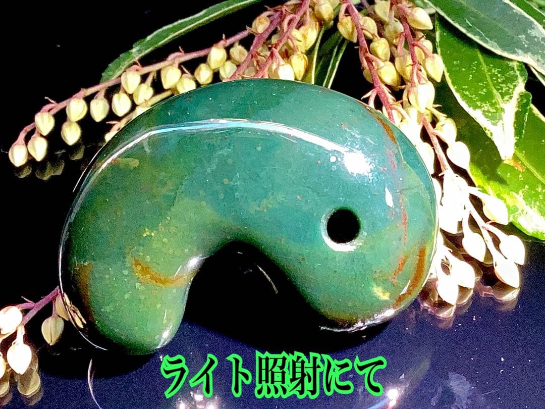 ✳【碧玉】と言える濃厚青緑色の出雲石勾玉　浮き草文様*斑点入り15万円はします