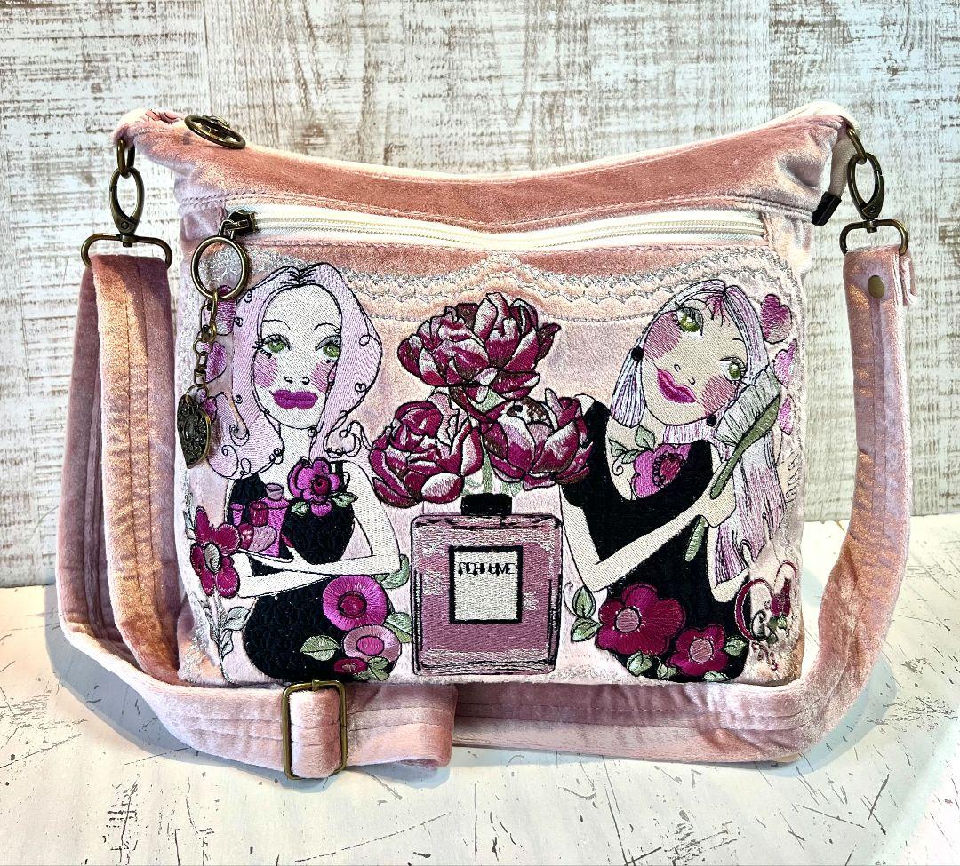 ロラライハリス♡ピンクベロア♡刺繍のふんわり軽量ショルダーバッグ