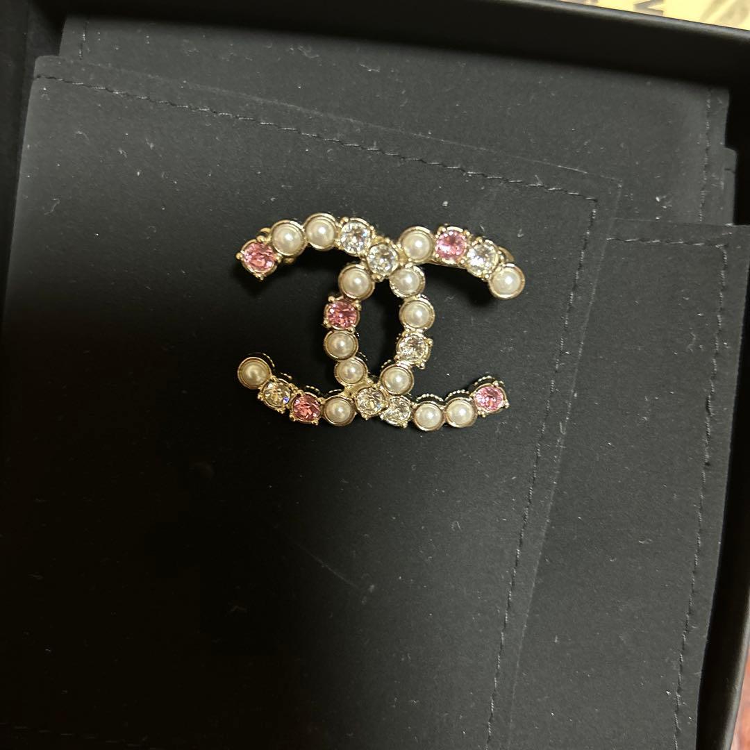 CHANEL ロゴブローチ パール付き