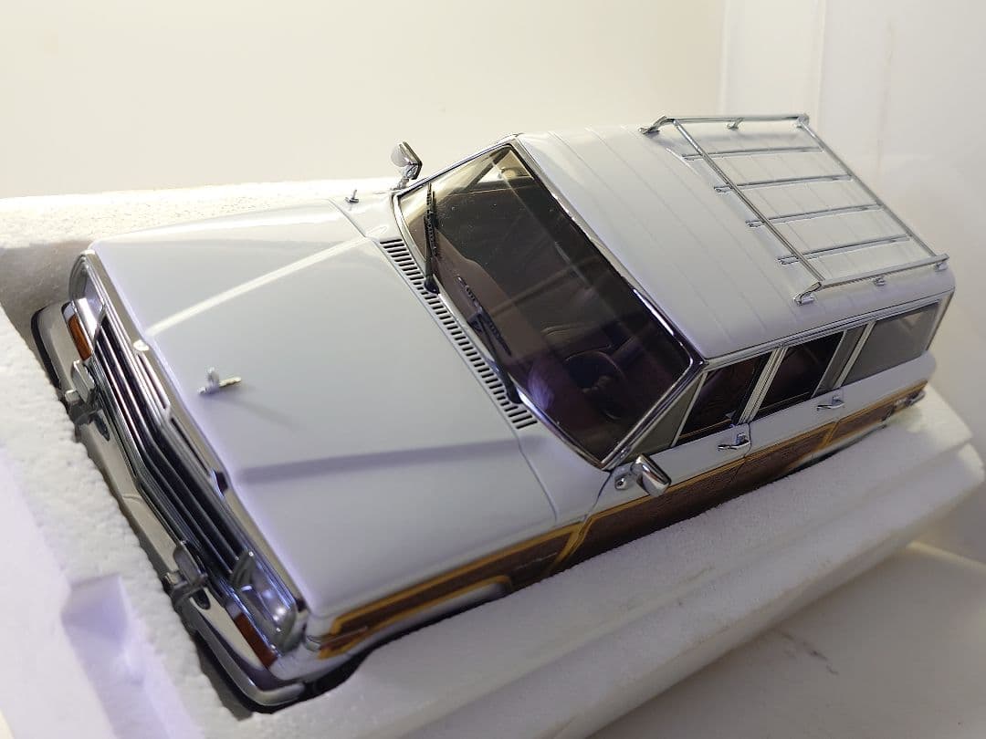 オートアート 1/18 ジープ グランド ワゴニア ホワイト