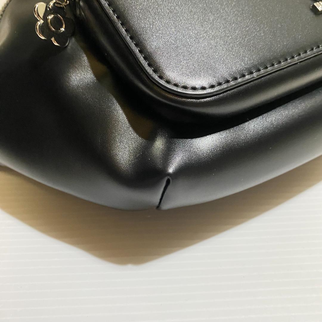 【未使用級】MARY QUANT　レザーボディバッグ