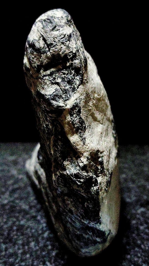 ★翡翠原石★糸魚川硬玉【大所メランジュ黒・底カット・582ｇ】