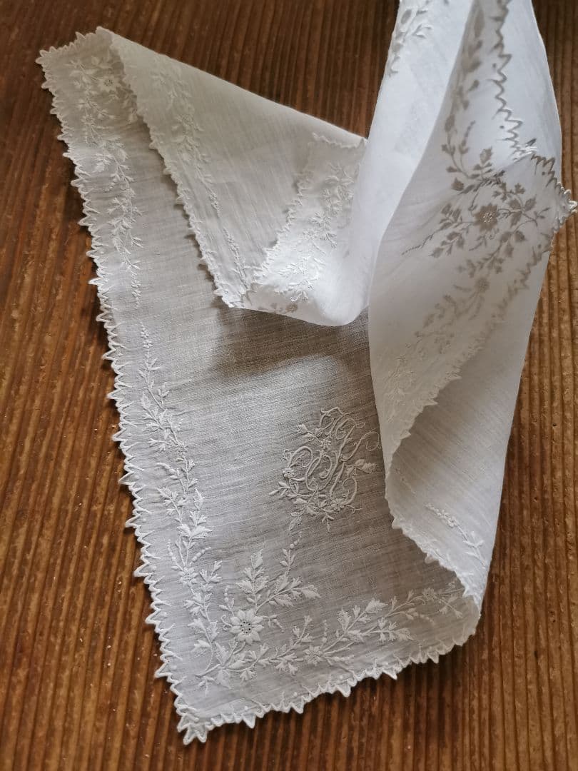 アンティークフランス 精緻なスカラップ 草花刺繍ハンカチーフ 花文字イニシャル