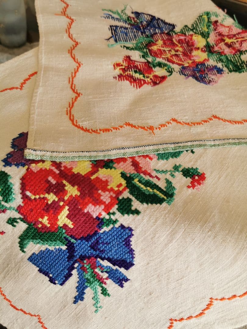 アンティーク  薔薇と菫と百合ブルーリボンの花束 手刺繍リネンクロス