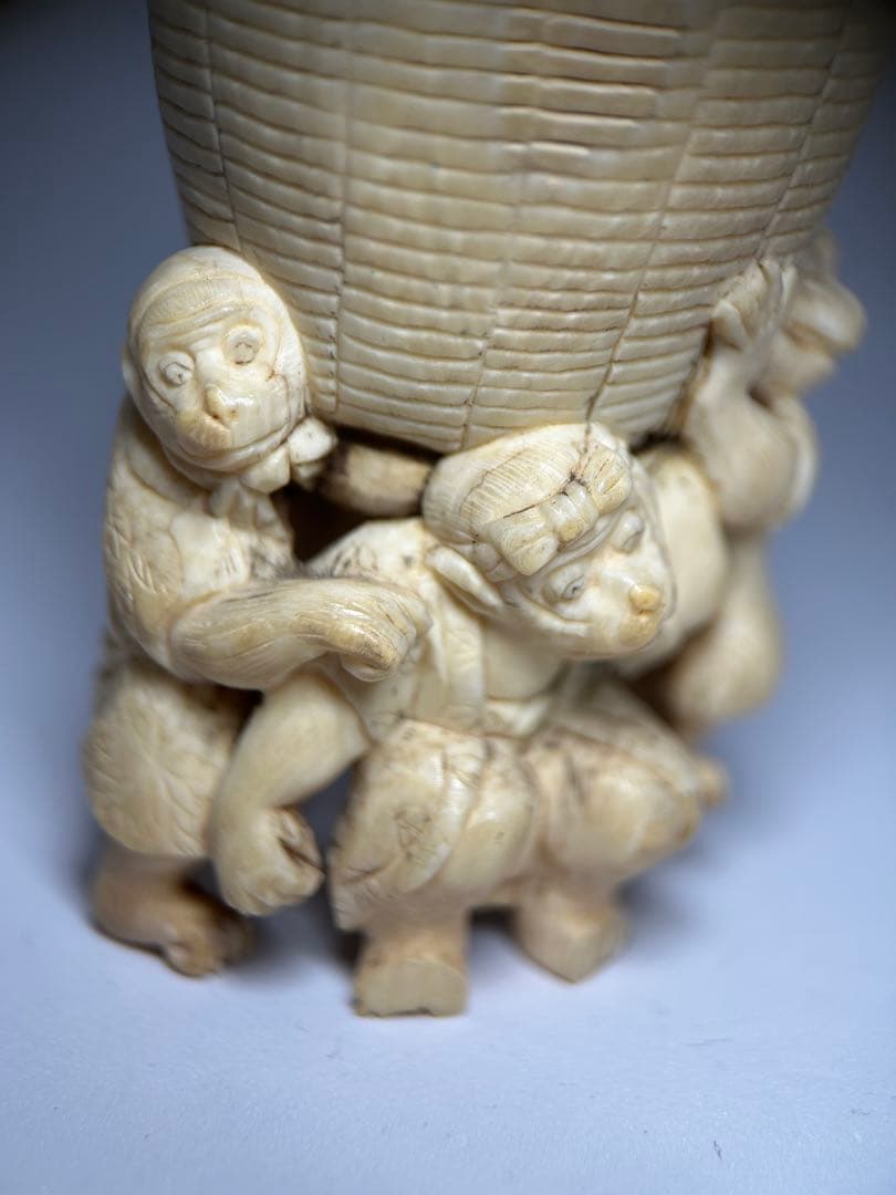 猿の根付 担桶モチーフ 縁起物 精巧彫刻 牙素材