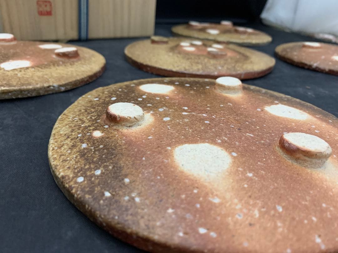 信楽焼　高橋春斎　丸皿５枚　三ッ脚付　共箱付　懐石料理料亭皿