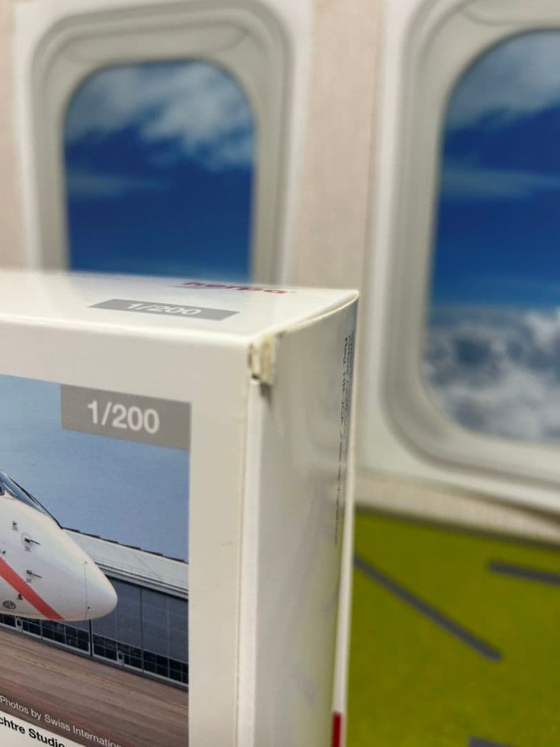 SWISS A220-300 特別塗装機 1/200　ヘルパ