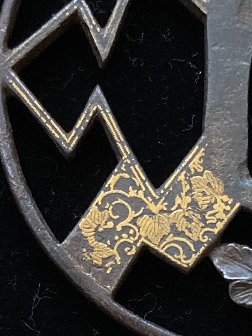 【特別保存刀装具】菊熨斗図透鐔 無銘京正阿弥　鉄地丸形透鍔