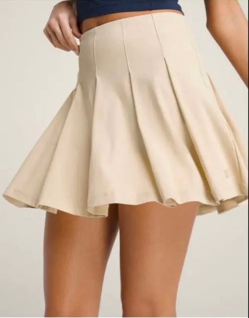 テニス　ベージュ プリーツスカート　フレア