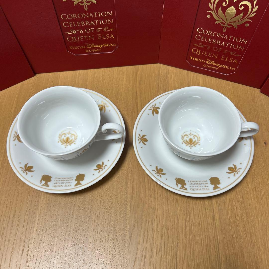 ファンタジースプリングス　エルサ　カップ・ソーサー2セット　プレート2枚