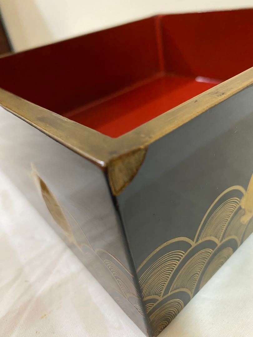 高蒔絵の亀と青海波の蒔絵が美しい段重