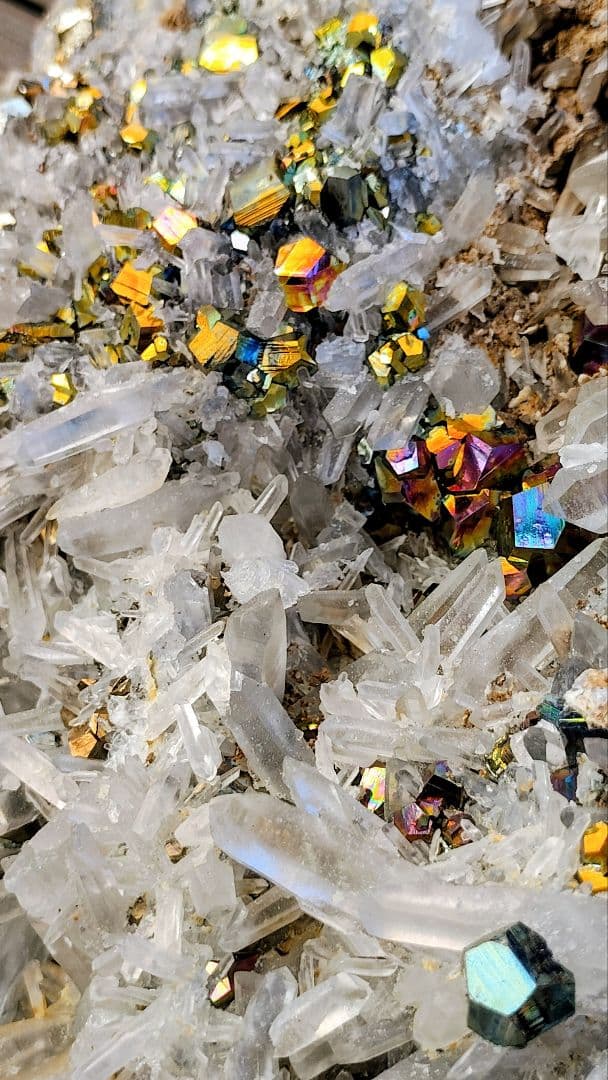 【巨大】3kg超 レインボー カラー パイライト 水晶クラスター 共生 台座付