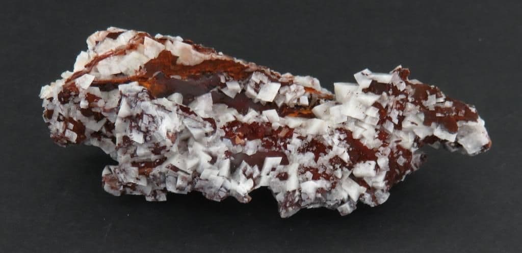 ナミビア ツメブ鉱山産 カルサイト on ゲータイト 共生鉱物標本