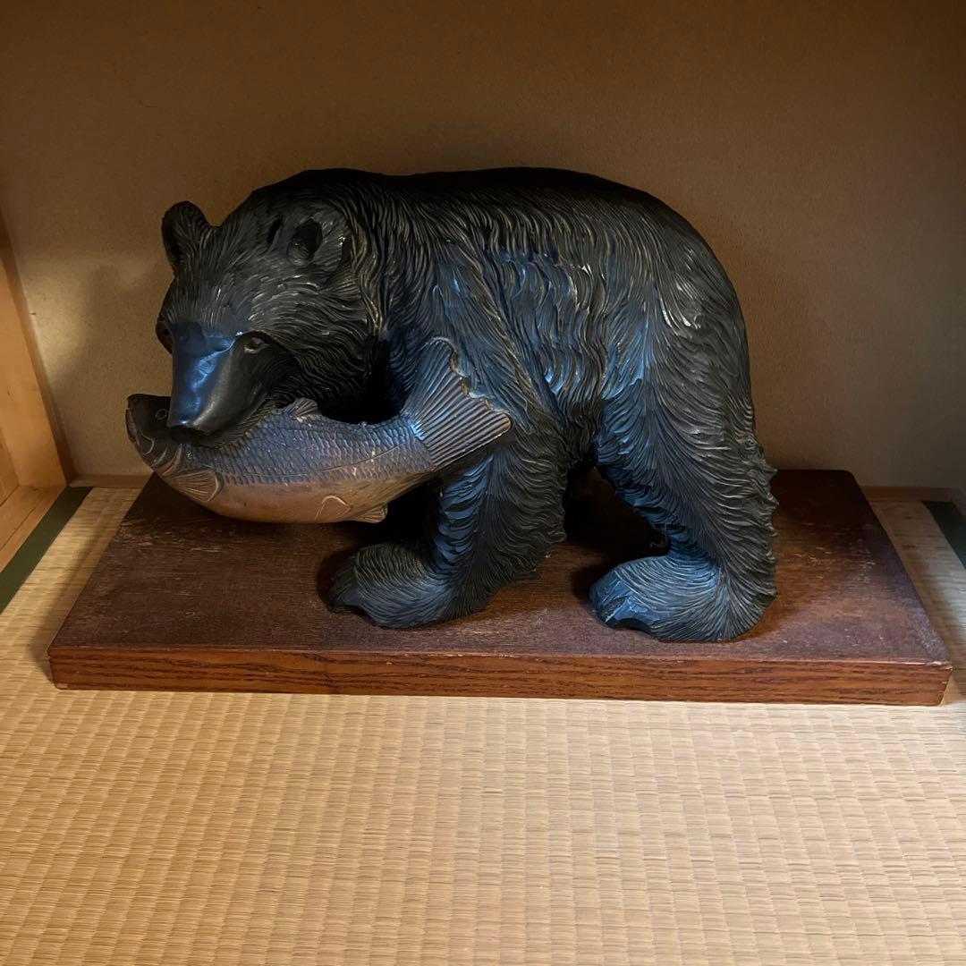 木製クマの彫刻 魚を持つ