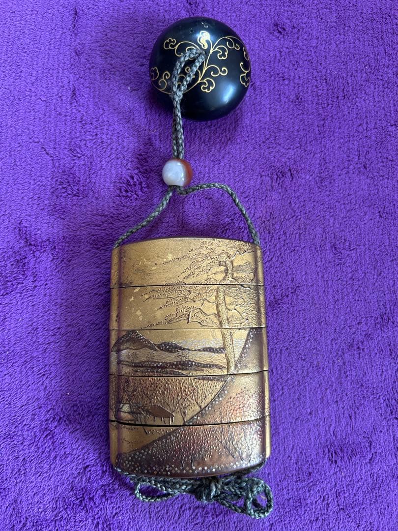 漆塗り印籠 金地の山景色 根付 家紋入り 薬入れ 小物入れ 時代物