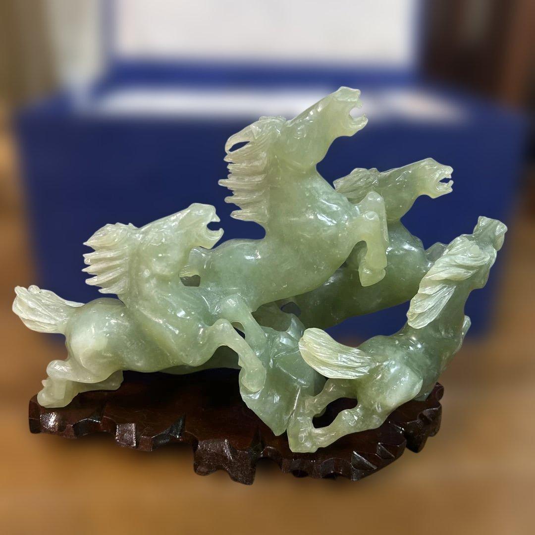 翡翠 馬の彫刻 木製台座，紺色の入れ物付き