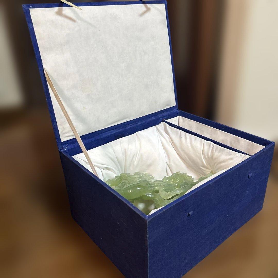 翡翠 馬の彫刻 木製台座，紺色の入れ物付き