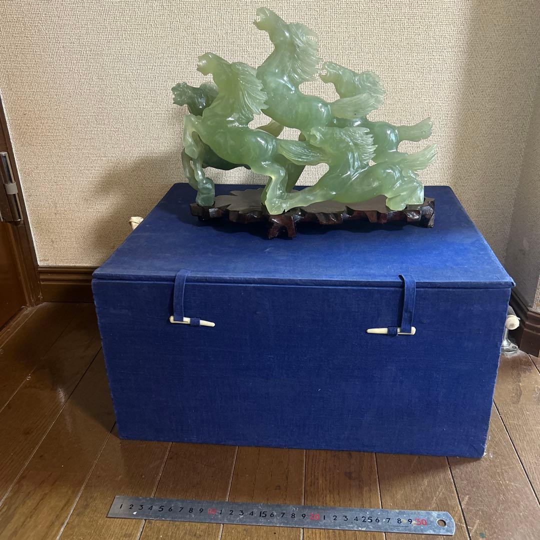 翡翠 馬の彫刻 木製台座，紺色の入れ物付き