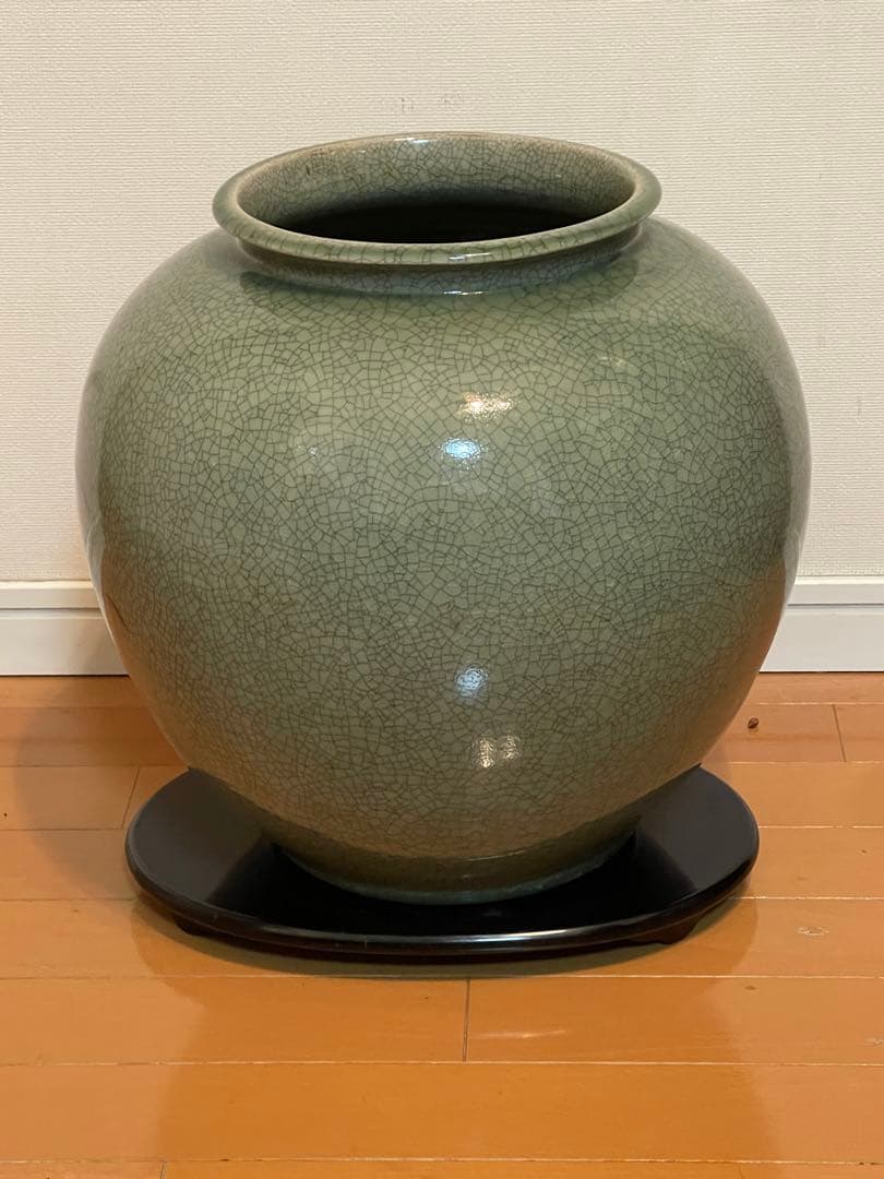 古い大堀相馬焼骨董希少品。特大，大形冰裂開片壺　描金奔馬柄。希少美品。