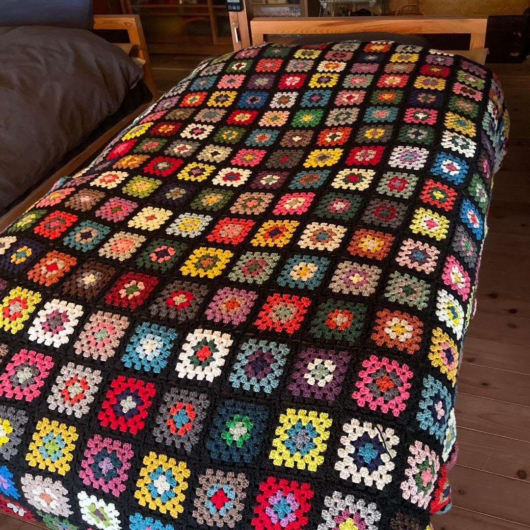 カラフルなモチーフ編み　ベッドカバー