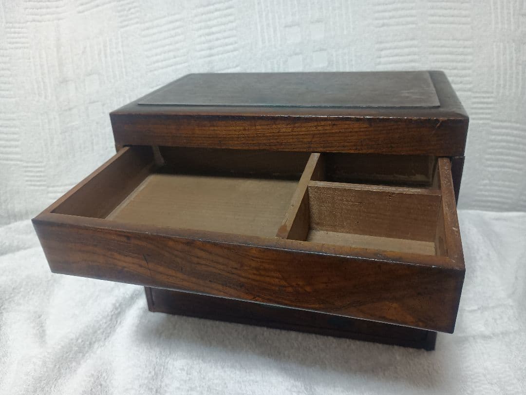 唐木の時代物箪笥(硯箱) 上の引き出右左押て出ます とても可愛ナスのすまみ付