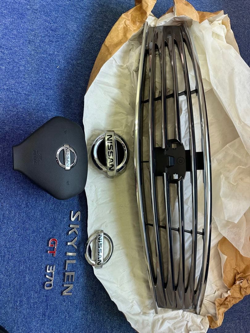 Nissan Skyline 370 GTフロントグリルとエンブレムセット