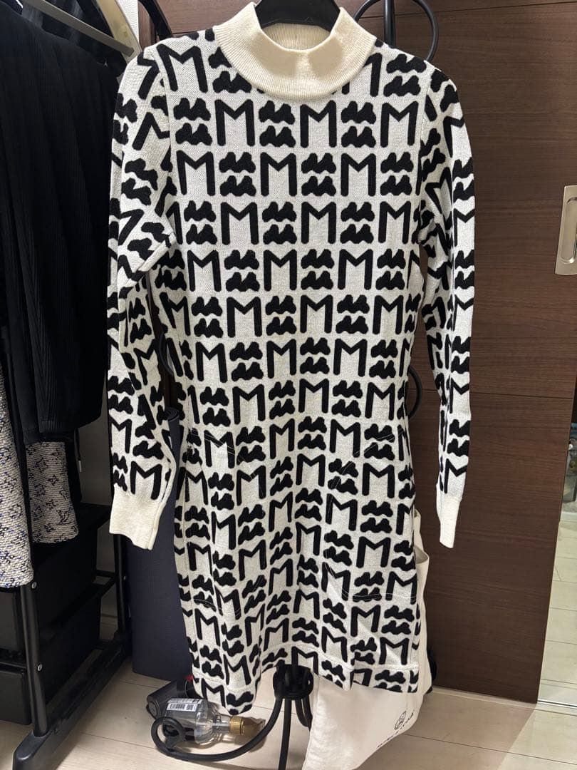muta Mロゴタートルネックワンピース
