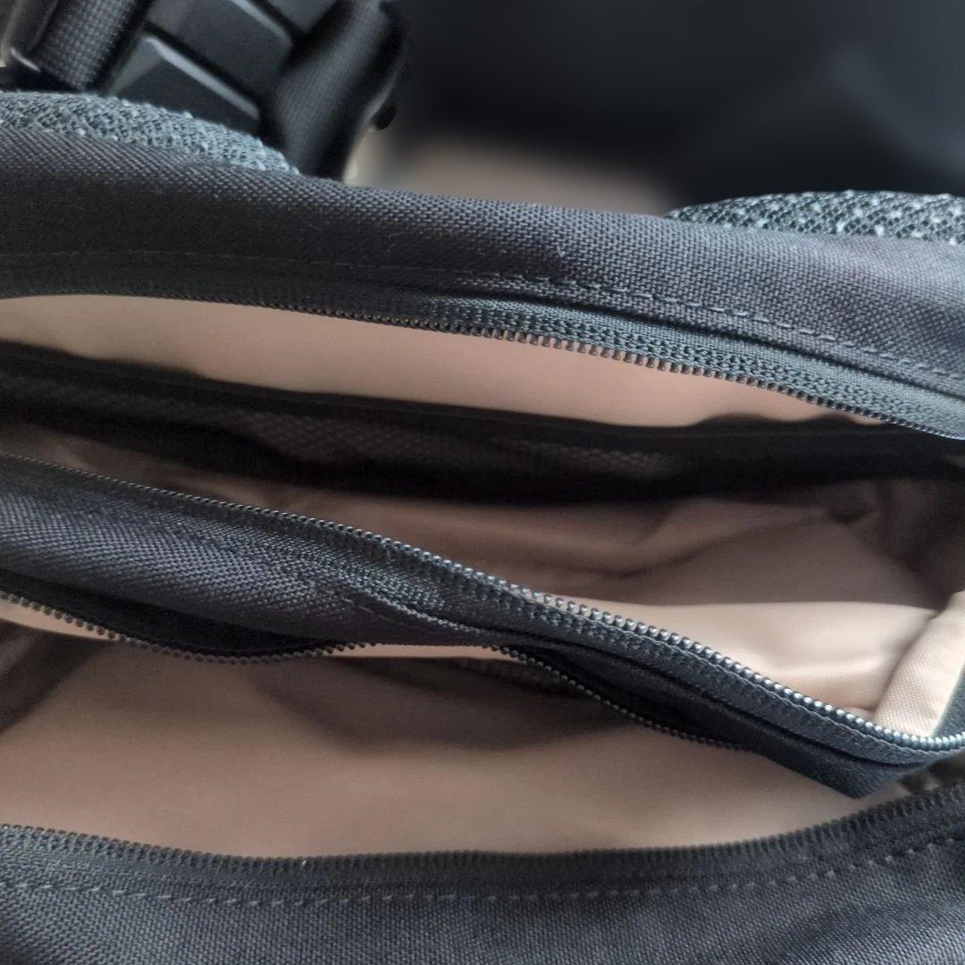 新型　ハグー Hugoo ヒップシート 抱っこ紐 　ブラック×ベージュ