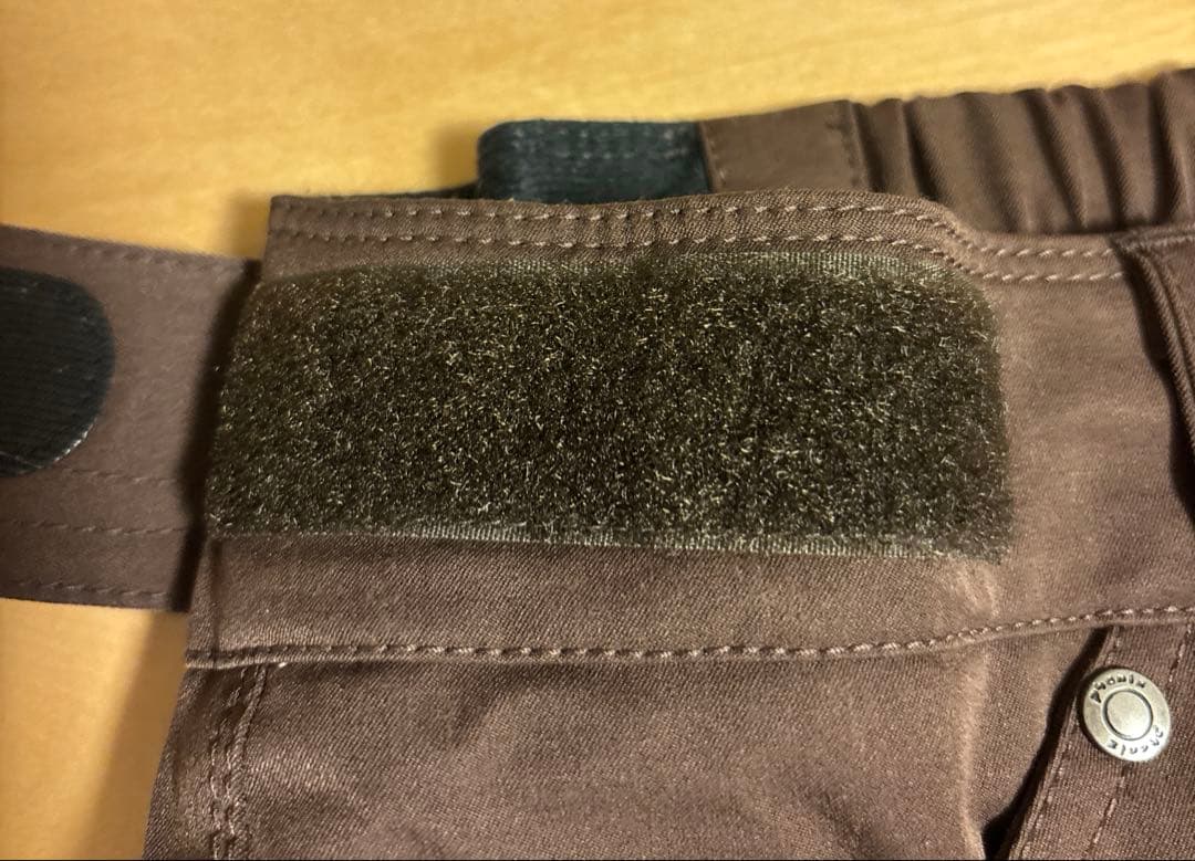 スキーウェアセット　ベージュファー付きホワイトジャケットとブラウンパンツ