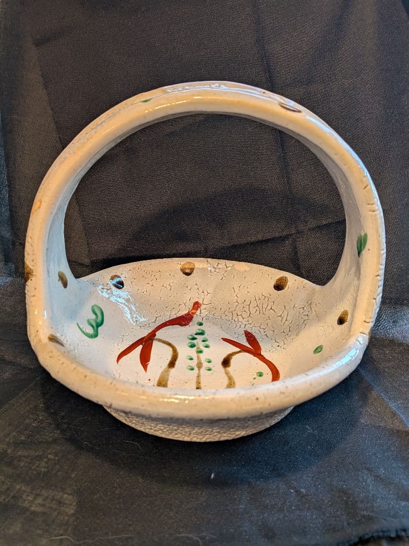 益子作家　松原直之さんの梅花皮赤絵手つき鉢。白地に赤絵が楽しい器です。