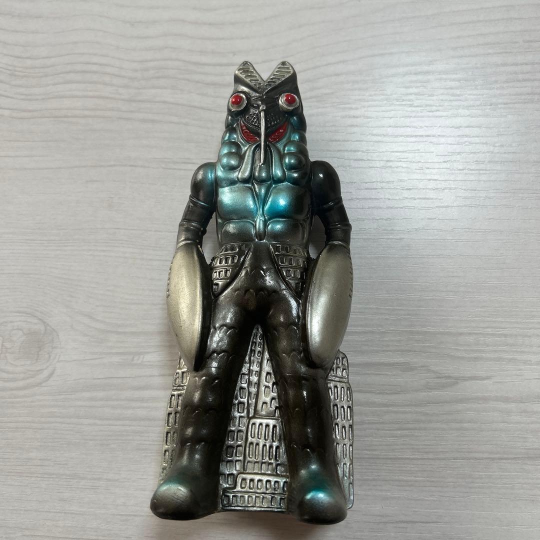 希少　ウルトラマン 怪獣 バルタン星人 陶器 貯金箱