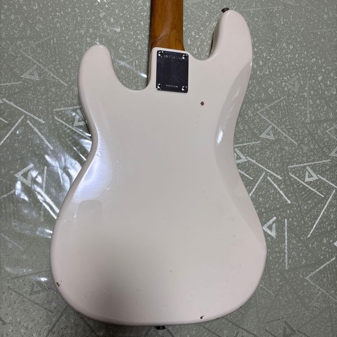 SquierとBUSKER'S プレベ(ネックを外して発送)