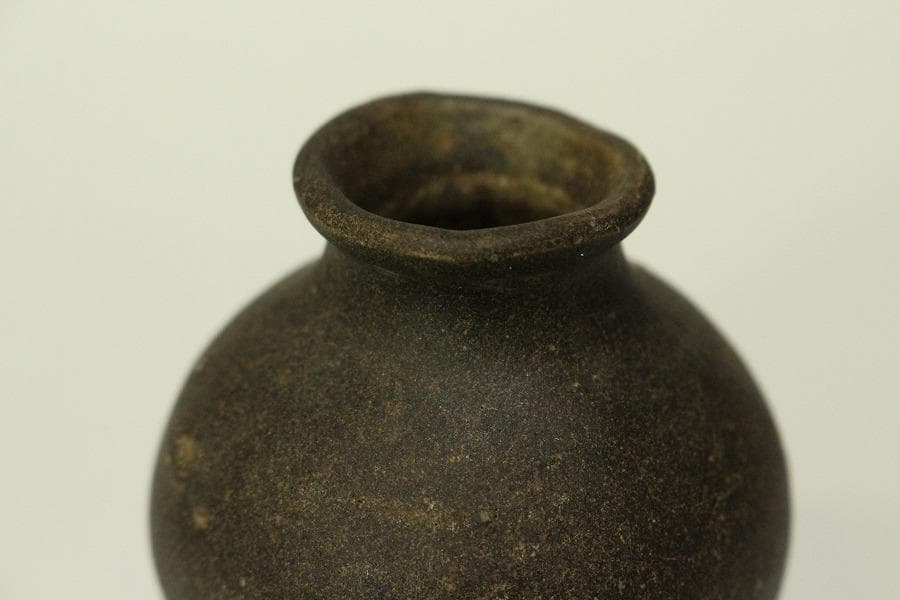 李朝 黒高麗 小壷 高6.2cm(LC521)