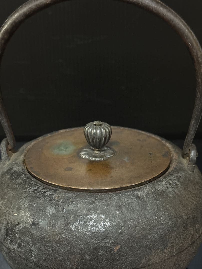 龍寿堂 浄寿 造 金象嵌提手 銀摘 平丸型 鉄瓶 茶道具