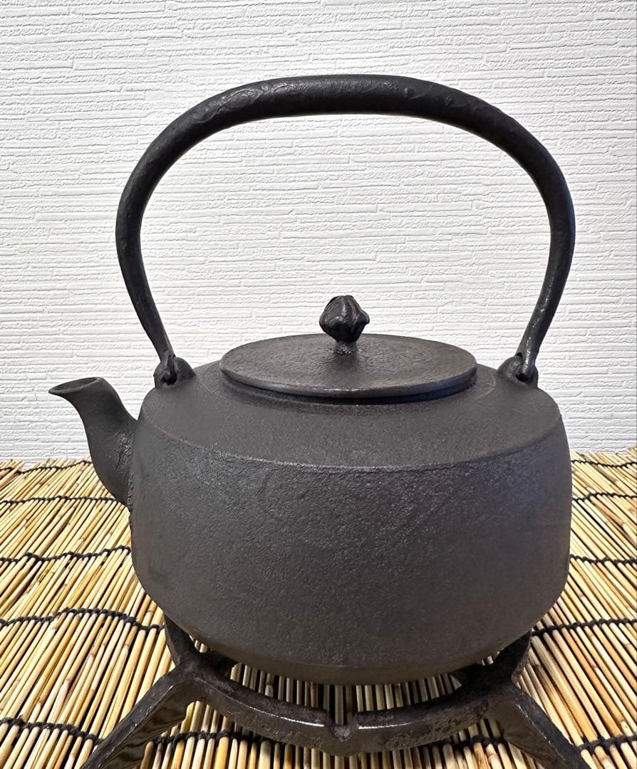 ＵＳＥＤ品 昭和期造　菊地保寿堂名人　菊池熊治作　１２型 梅文様 肩衝 南部鉄瓶