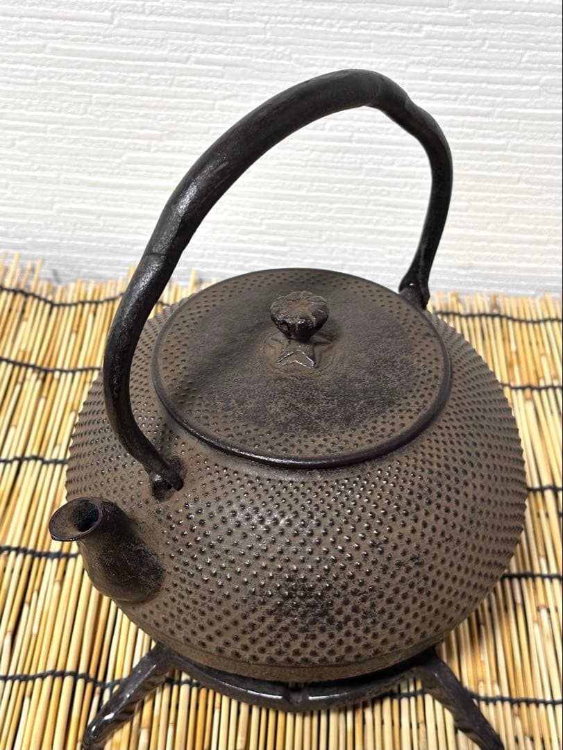 未使用品、タグ付　南部照光堂造　１８型アラレ　南部鉄瓶　南部鉄器　鉄瓶