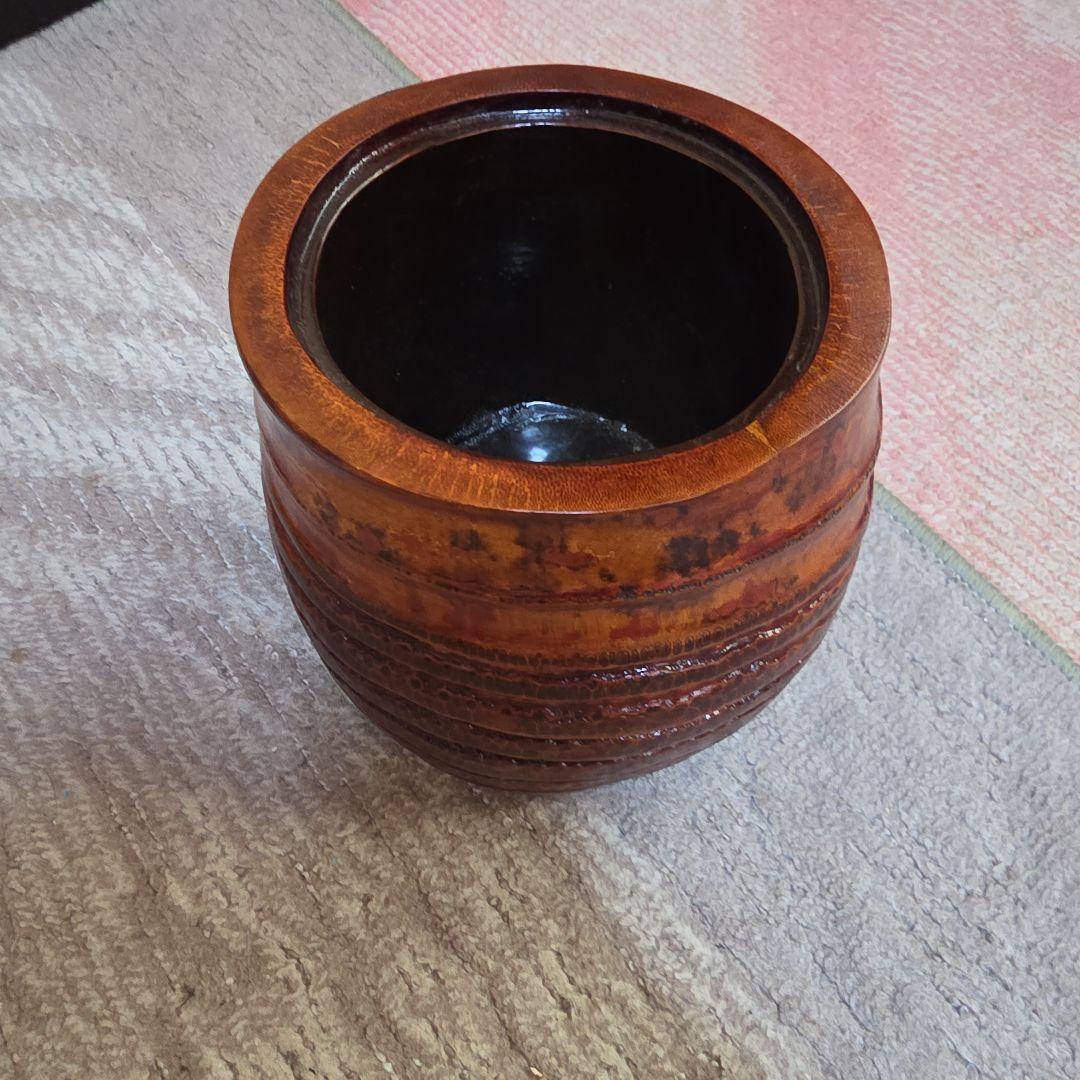 茶色い陶器製円筒形容器