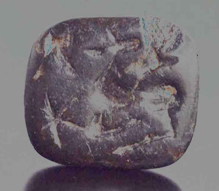 艶のある角型黒曜石に星と鹿を刻む、孔と取っ手付きスタンプ印章　古代近東印章事情