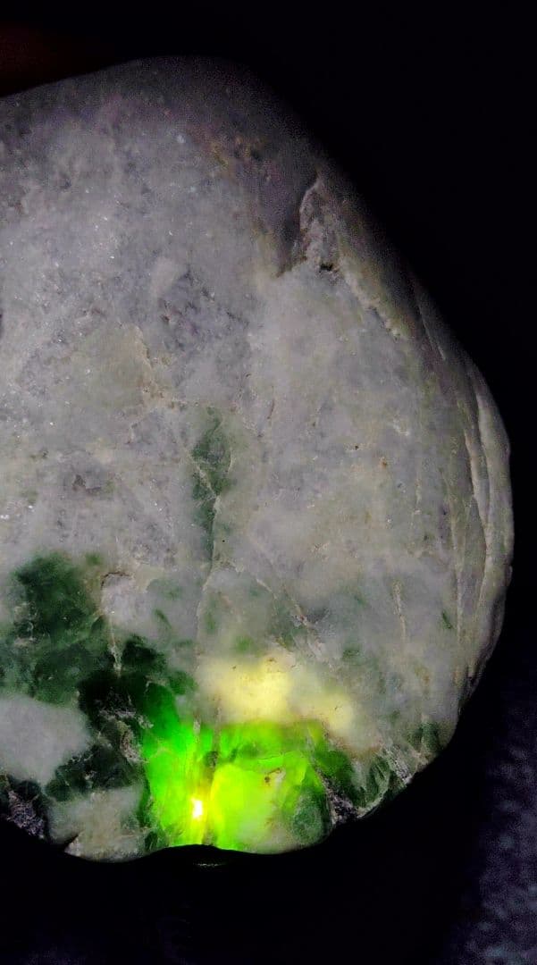 ★翡翠原石★糸魚川硬玉【底カット・ロウカン部有・379ｇ】