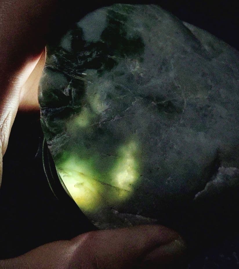 ★翡翠原石★糸魚川硬玉【底カット・ロウカン部有・379ｇ】