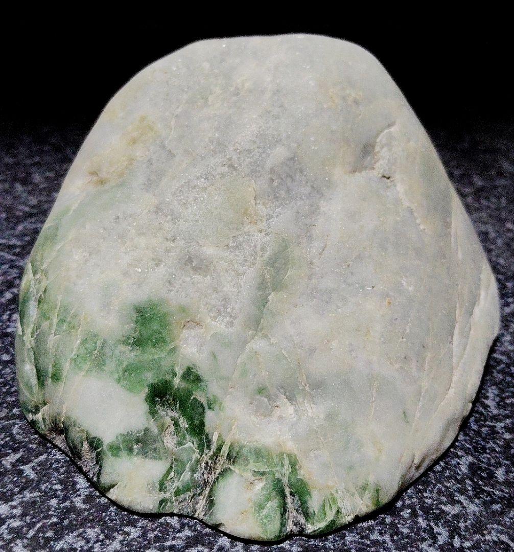 ★翡翠原石★糸魚川硬玉【底カット・ロウカン部有・379ｇ】