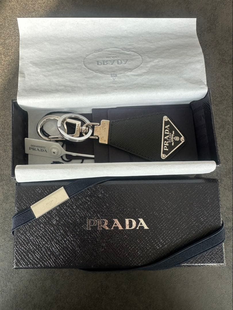 あ　PRADA トライアングルロゴ サフィアーノレザー キーチェーン