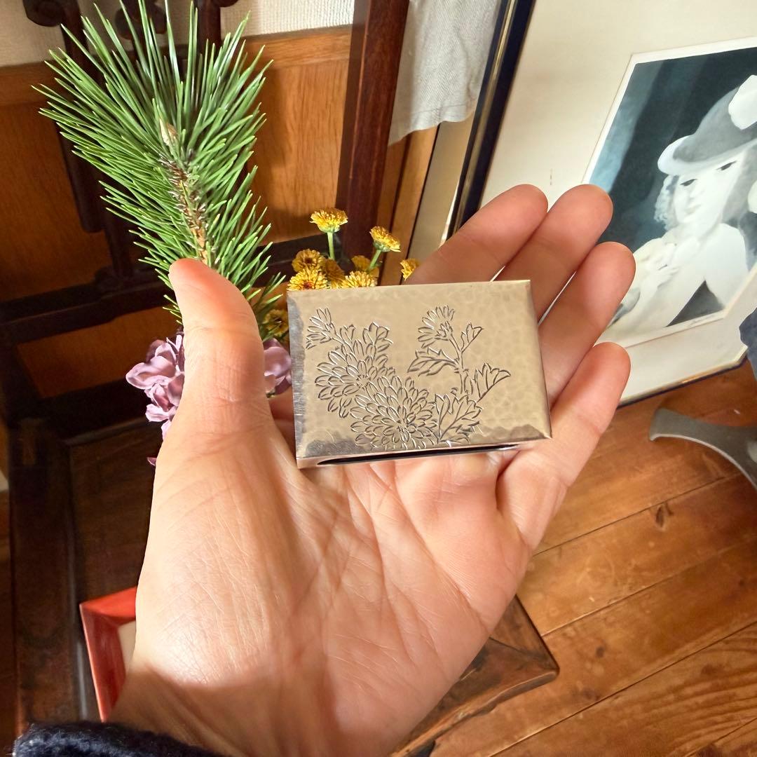 アンティーク銀器純銀マッチ入れ　鎚目に菊模様の彫り