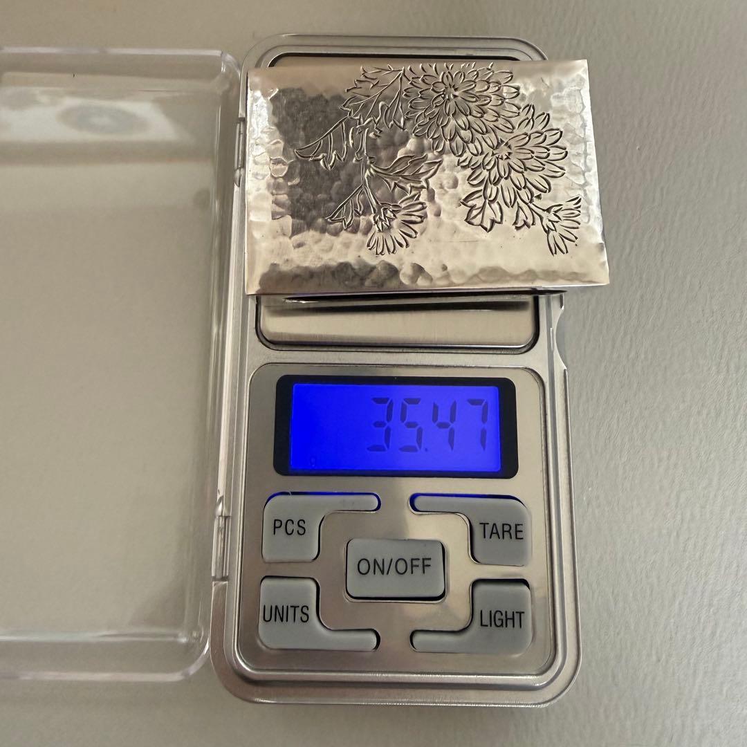 アンティーク銀器純銀マッチ入れ　鎚目に菊模様の彫り