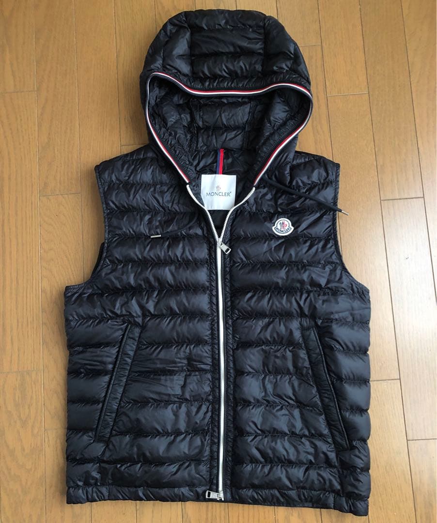 モンクレール　メンズダウンベストブラックフード付き