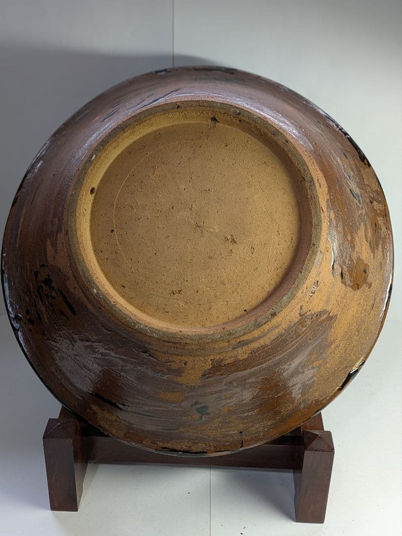 【真作】沖縄壺屋焼、仁王窯、小橋川仁王作、『魚文飾鉢』、銘「仁王」、皿立付、箱無