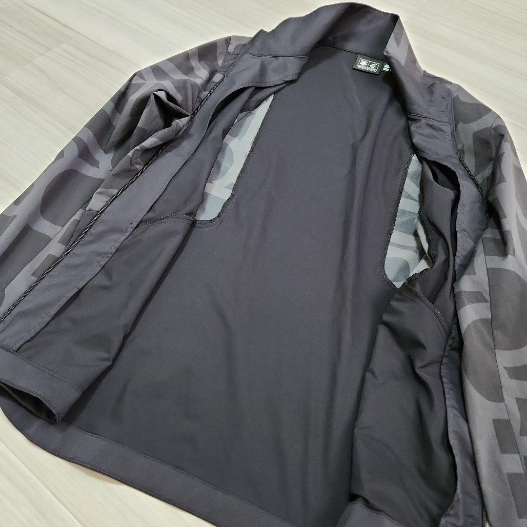 DESCENTE GOLFタイポグラフィモチーフウィンドジャケットストレッチM黒