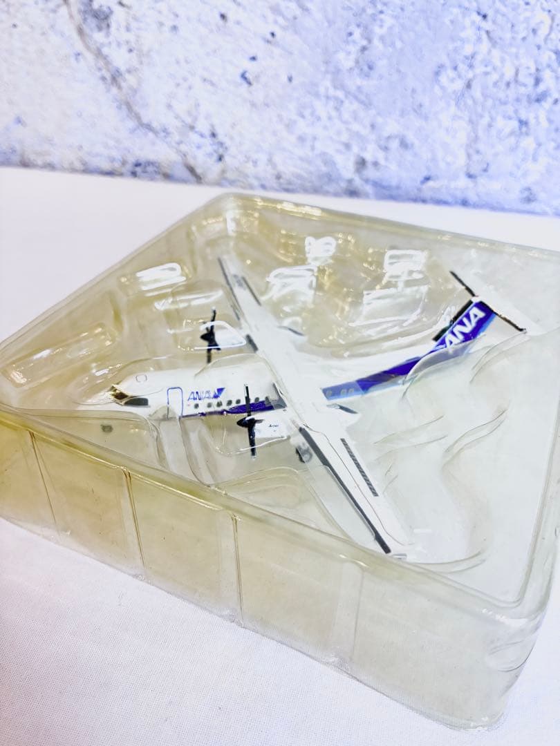 ANA DHC-8-300型 JA801K ボンバルディア 1:200・Q300