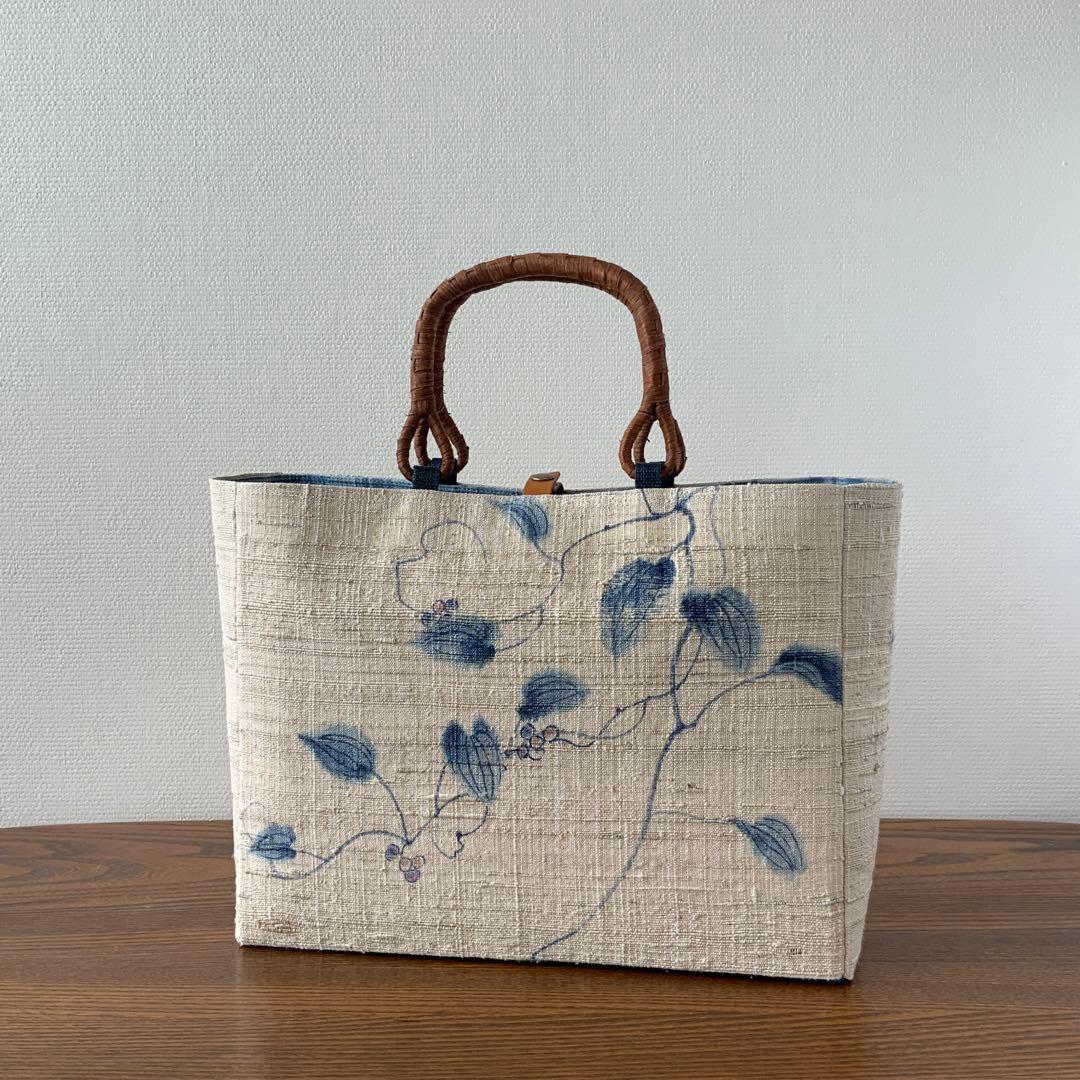 紬帯　藍色の蔓と葉と実　リメイク　山葡萄ハンドルバッグ